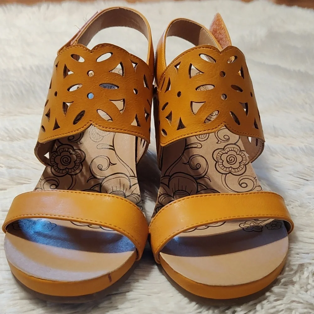 Mootsies Tootsies Tania Sun Cutout Wedge Sandals Mustard Yellow Summery Size 9